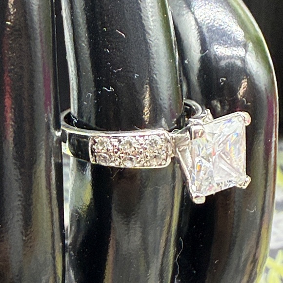 ⭐️Sterling silver princess-cut 3 carat cubic zirconia engagement ring size 5 3/4 - Picture 3 of 9